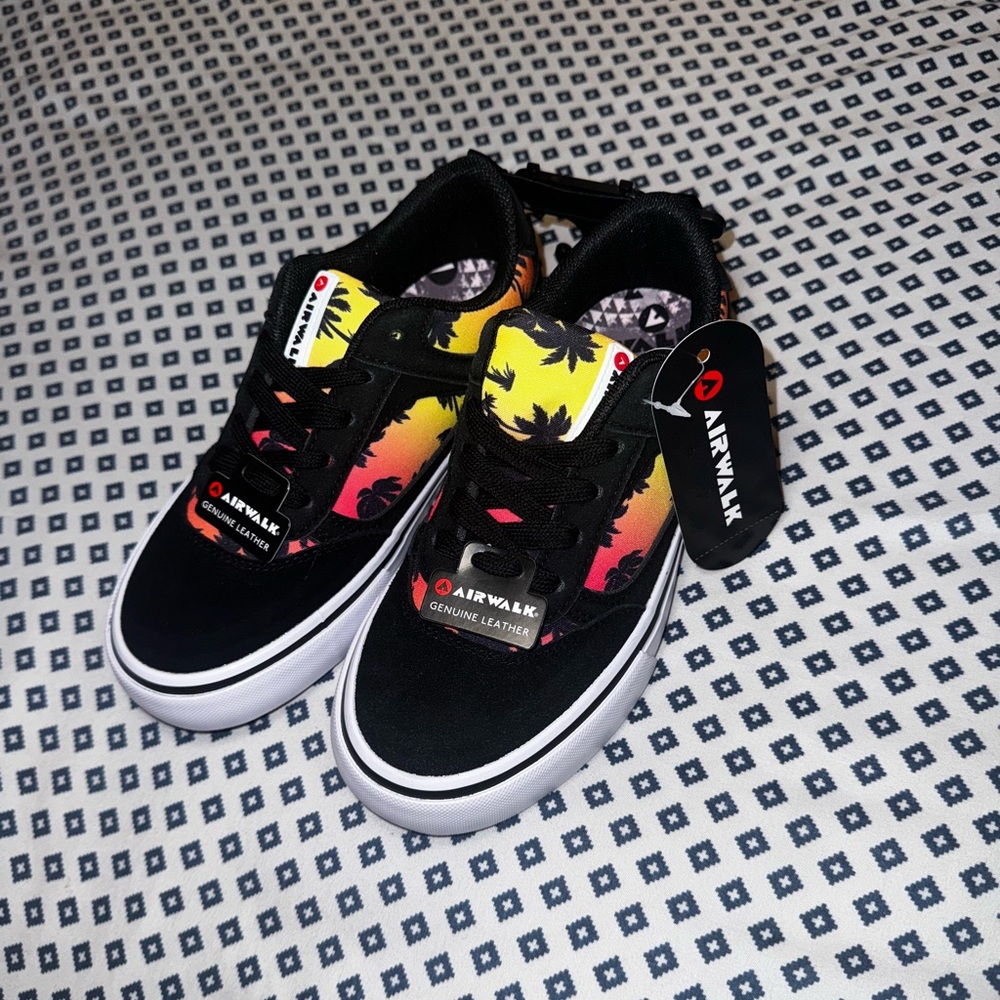Make an offer: Hawaii vibes sneakers 🏝️
